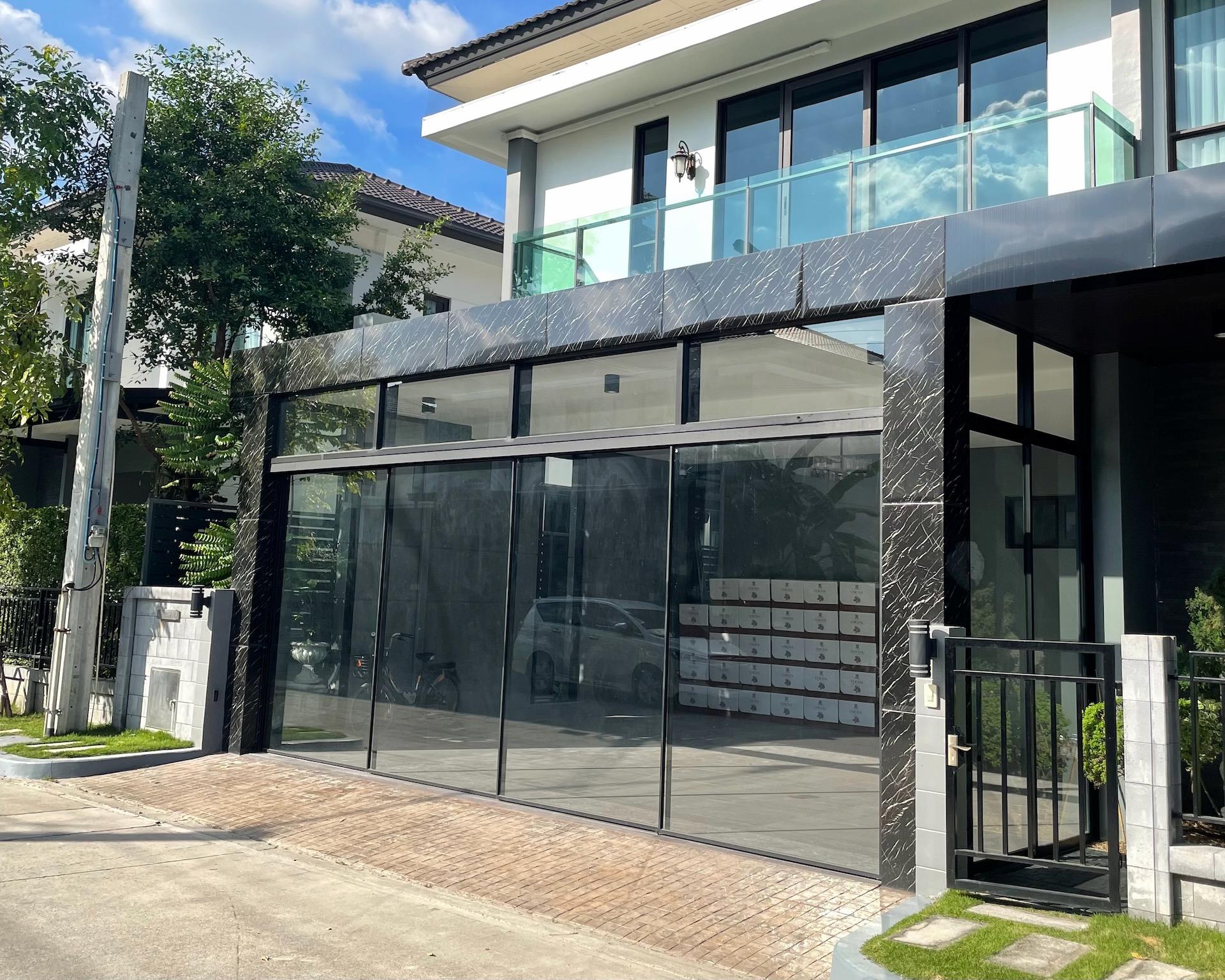 โรงรถแบบกระจกใสดูสวยงามหรูหรา