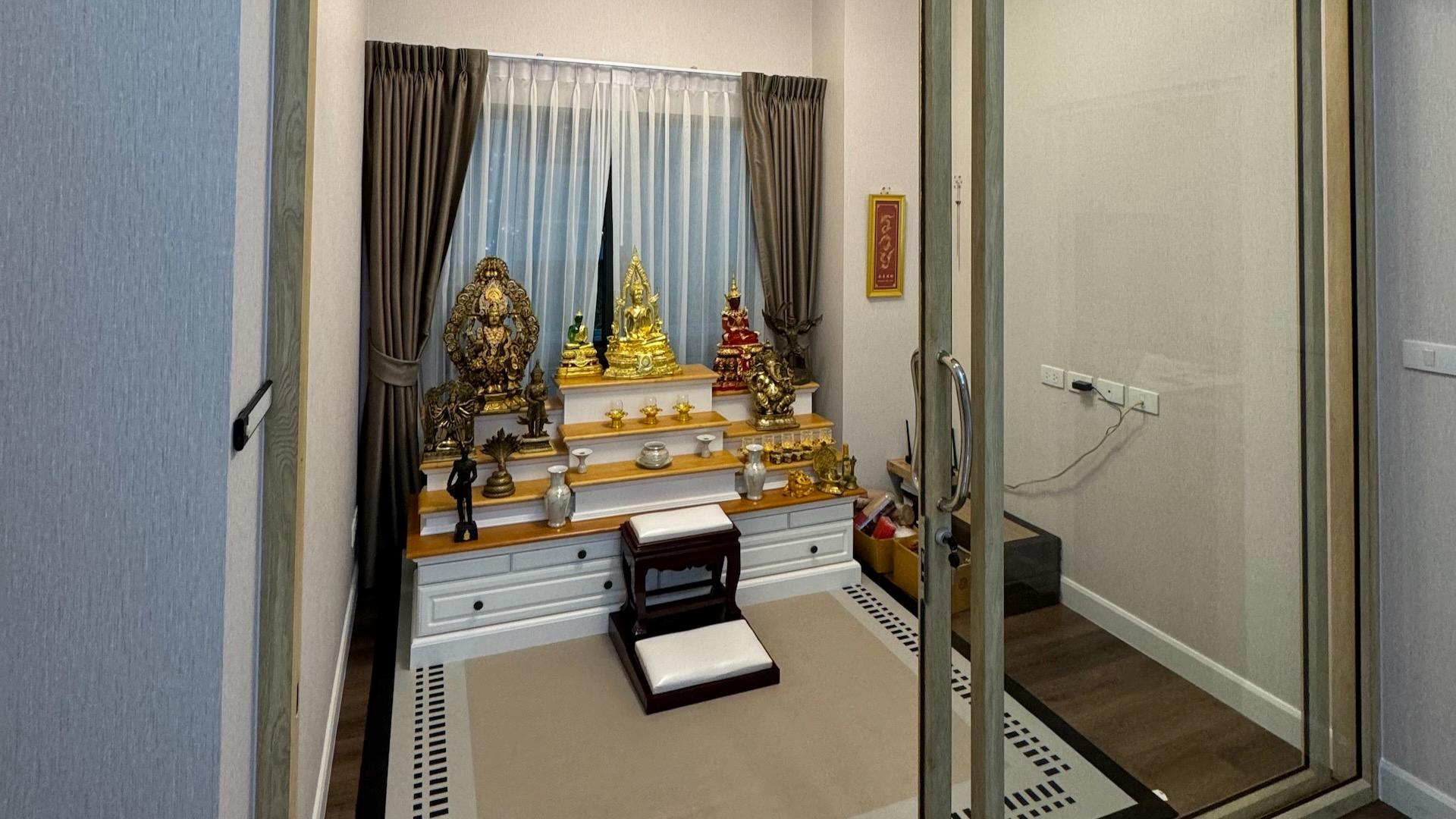 ห้องกระจกสำหรับบูชาพระ