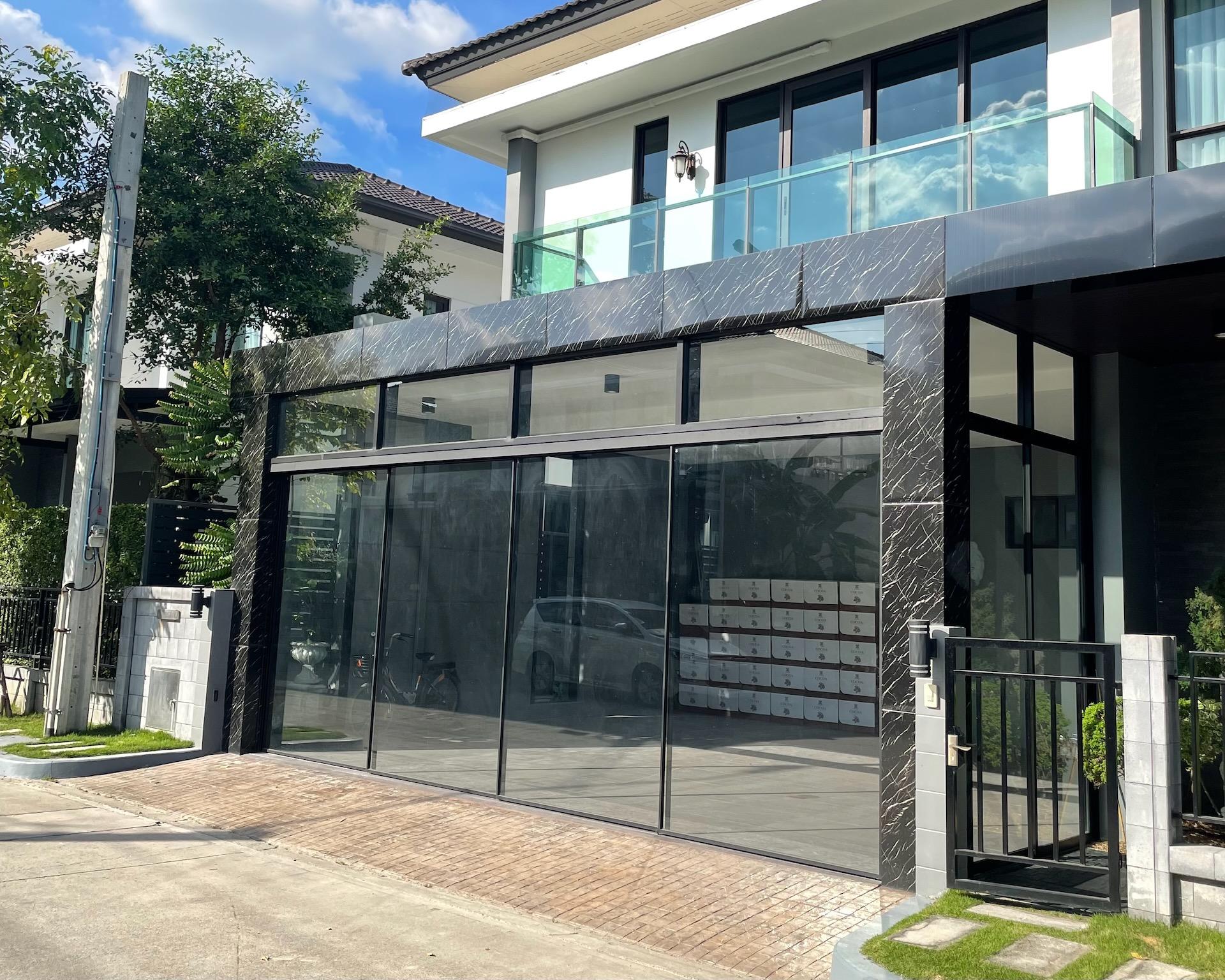 โรงรถแบบกระจกใสดูสวยงามหรูหรา