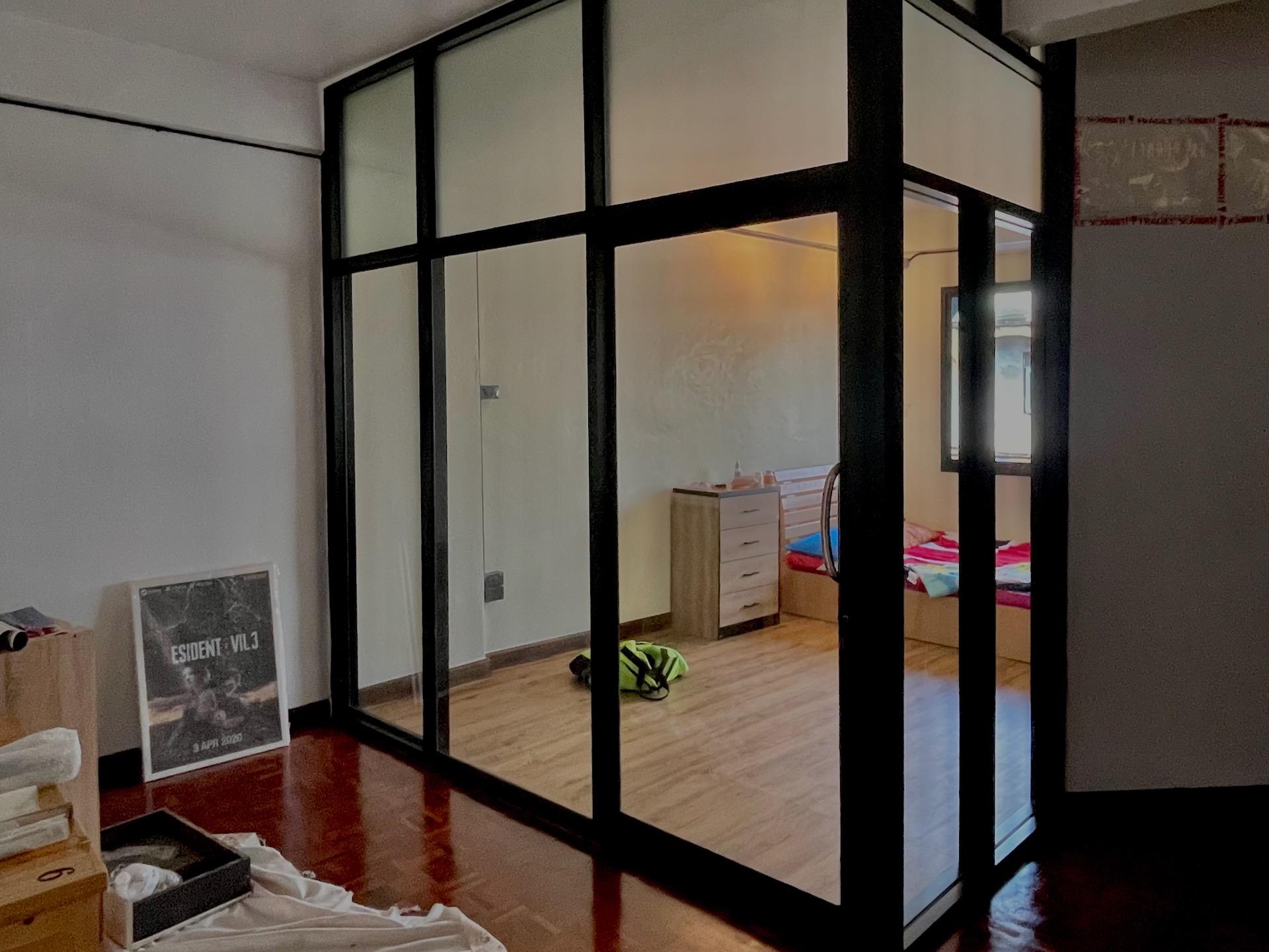 ห้องนอนที่กั้นเป็นสัดส่วนดูสวยงาม