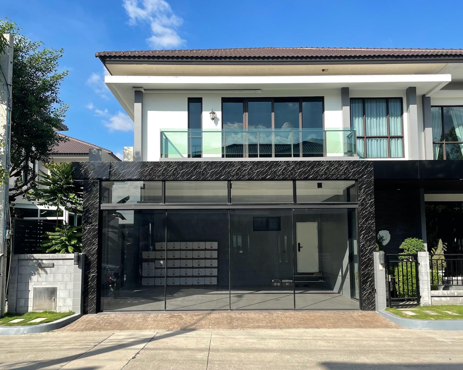 โรงรถแบบกระจกใสดูสวยงามหรูหรา