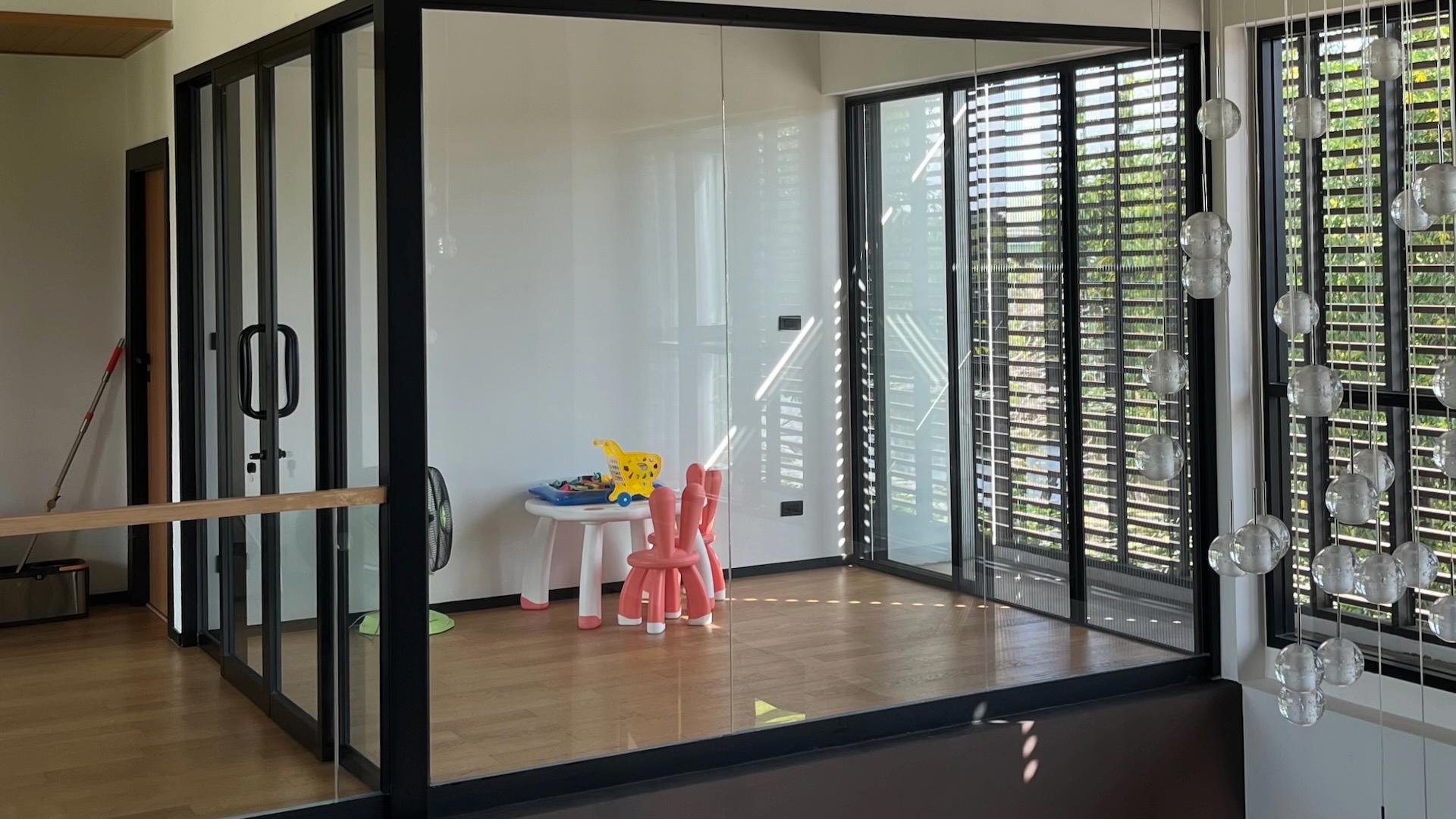 ห้องกระจกสำหรับเด็กเล่น กั้นเป็นสัดส่วน